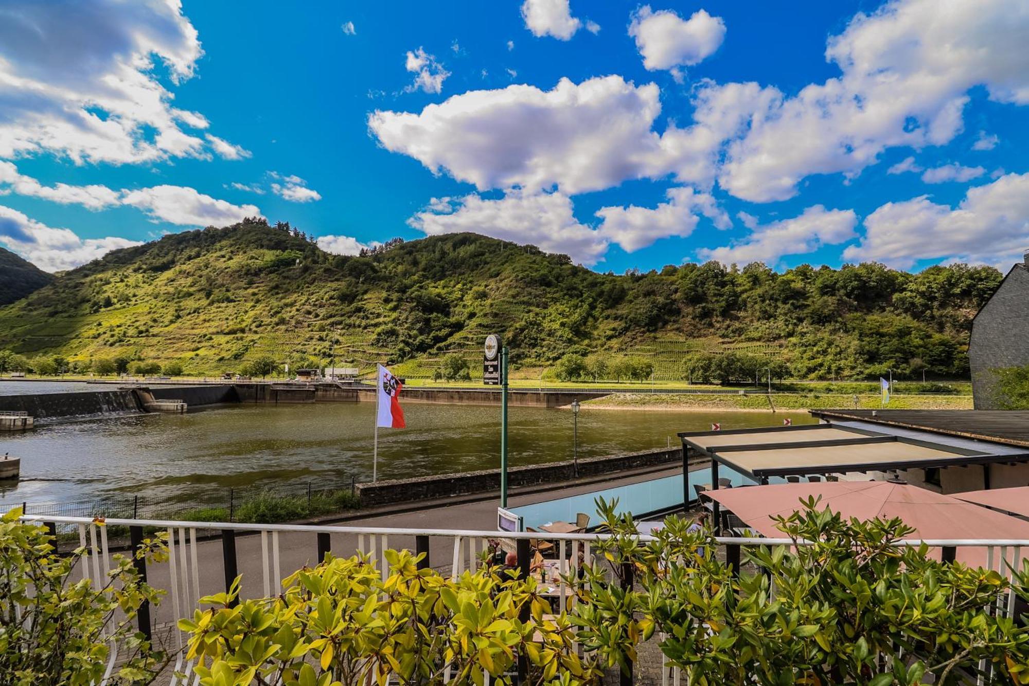 Exklusive Moselidylle: Fewo Mit Traumhaftem Staustufenblick, Netflix, Terrasse Neef Esterno foto